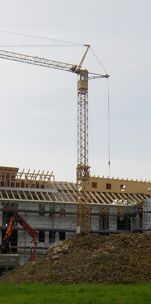 Foto von einem Rohbau mit Baukran